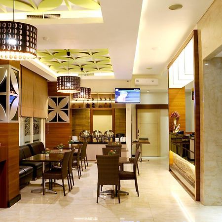 Biz Boulevard Hotel Манадо Екстериор снимка