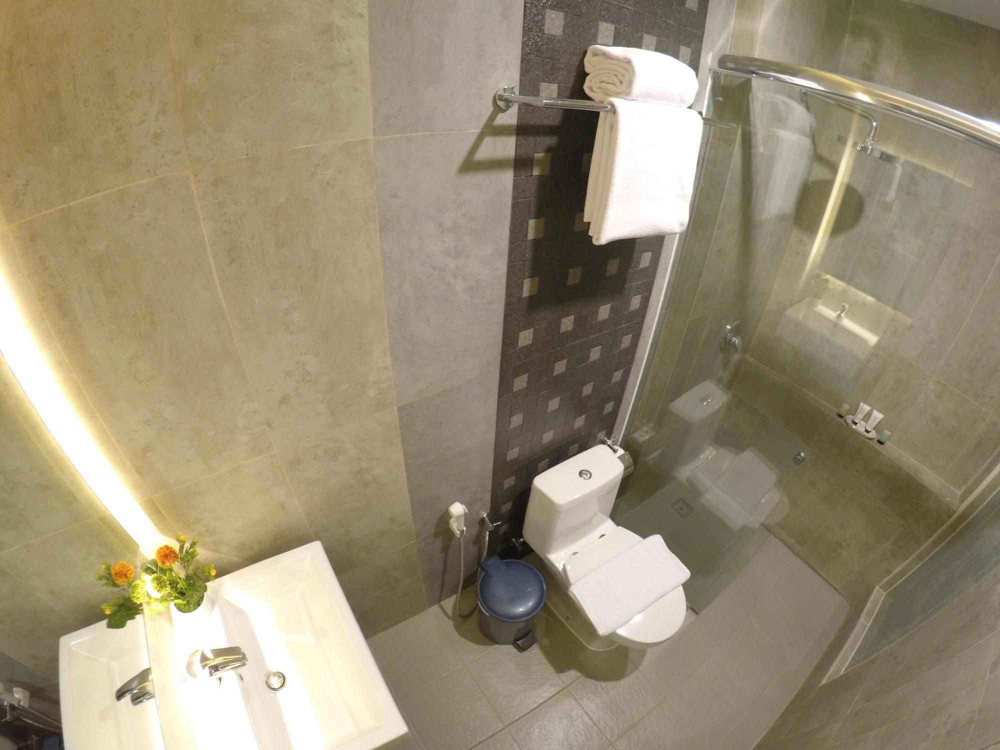 Biz Boulevard Hotel Манадо Екстериор снимка