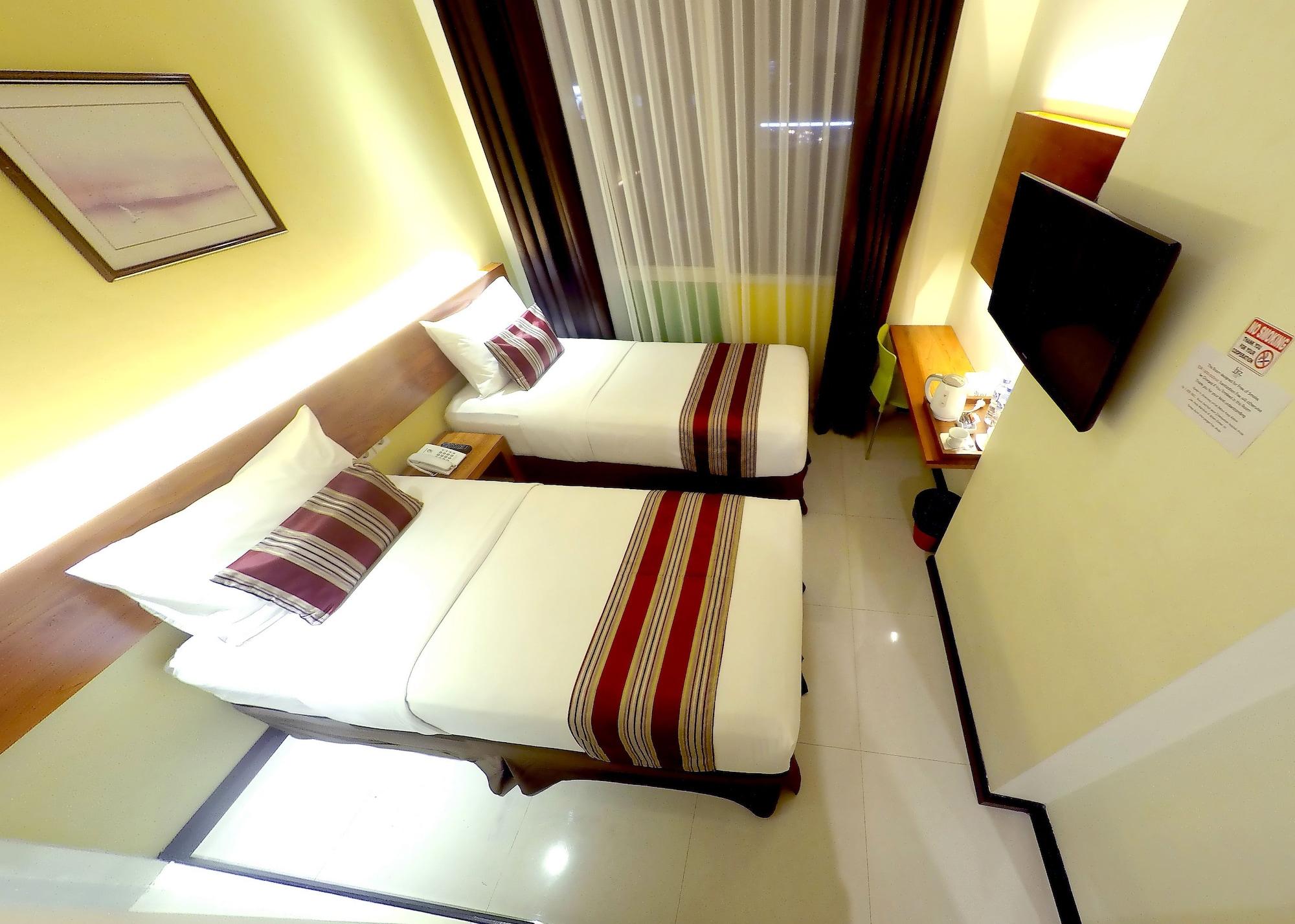 Biz Boulevard Hotel Манадо Екстериор снимка