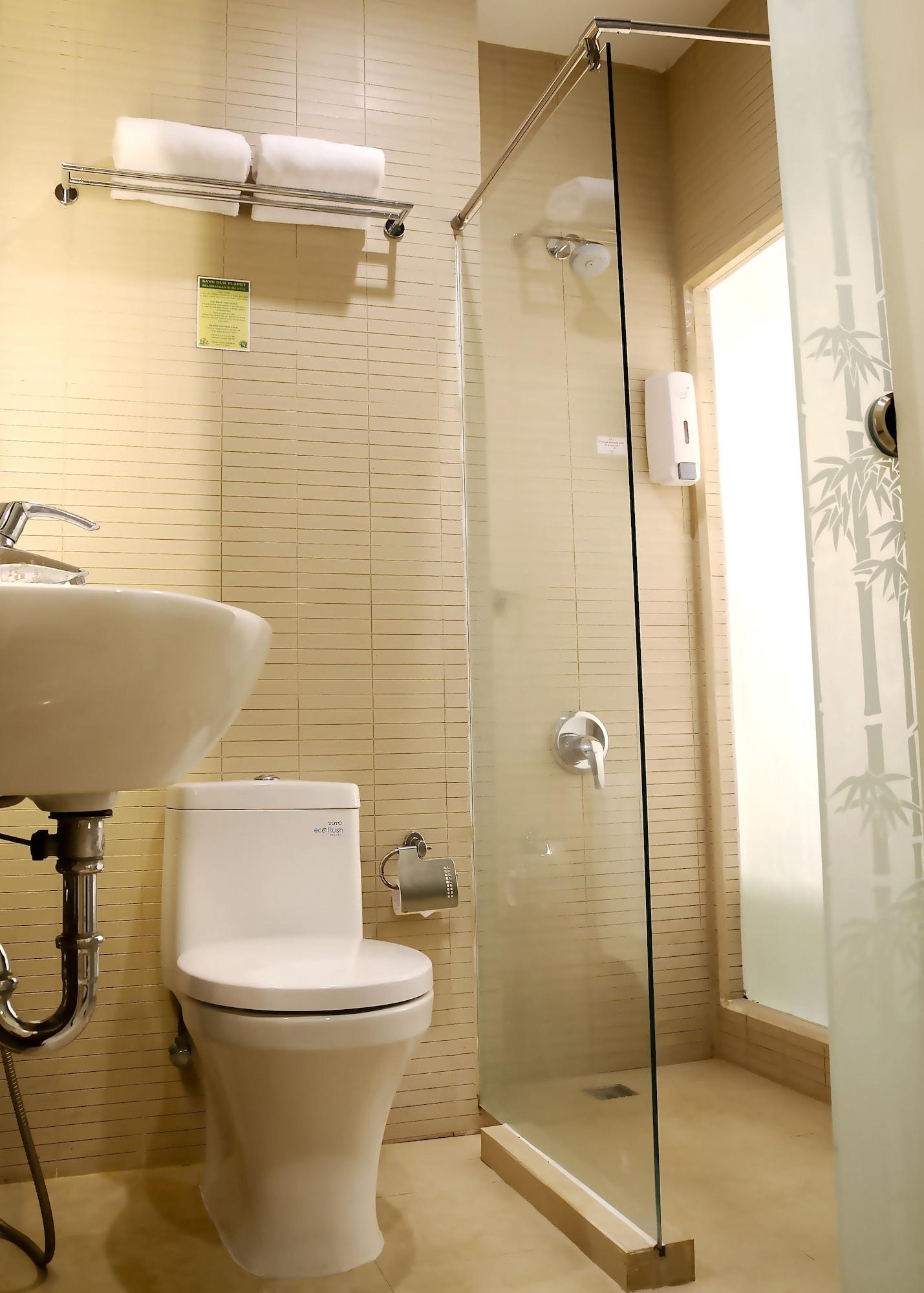 Biz Boulevard Hotel Манадо Екстериор снимка