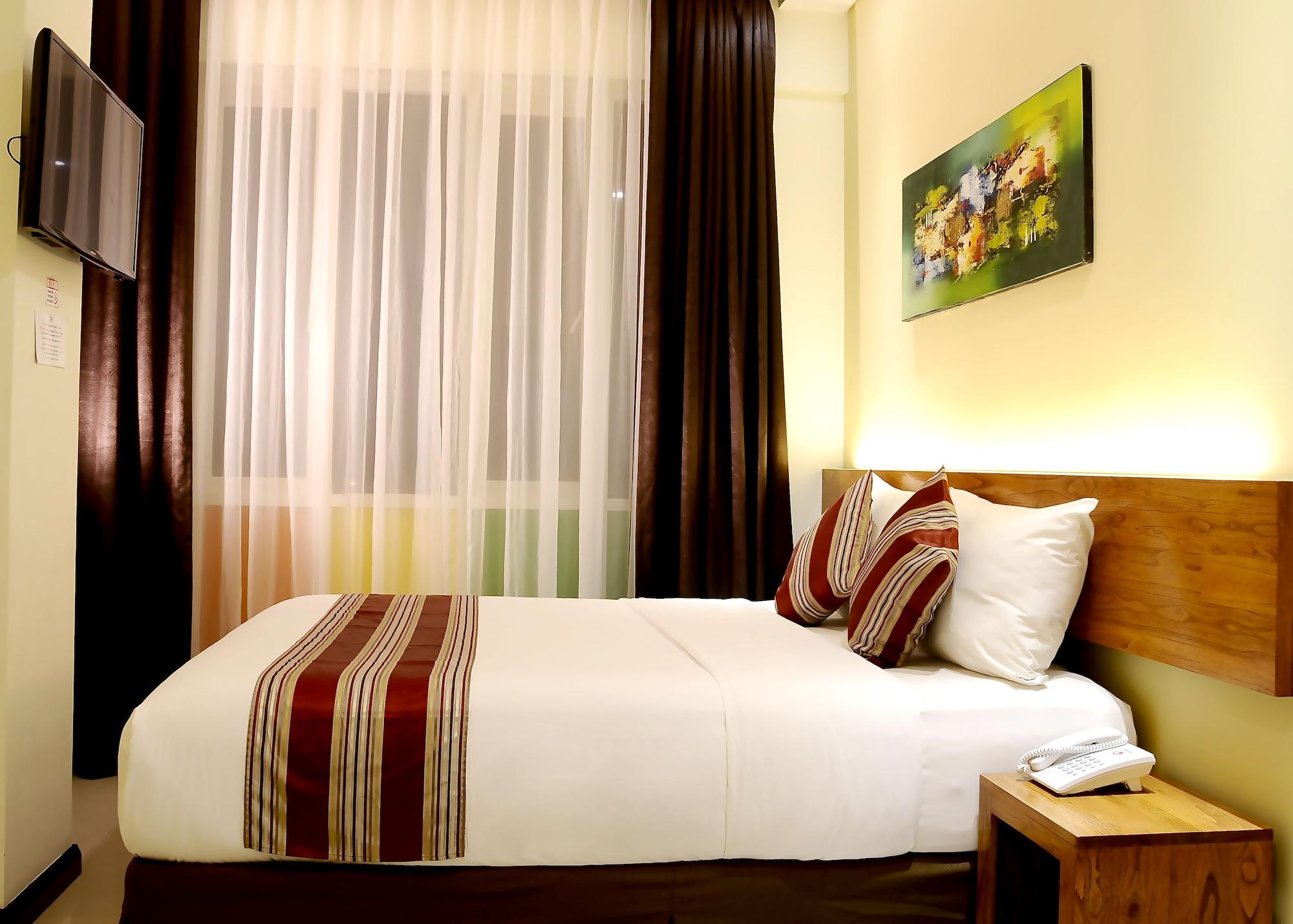 Biz Boulevard Hotel Манадо Екстериор снимка