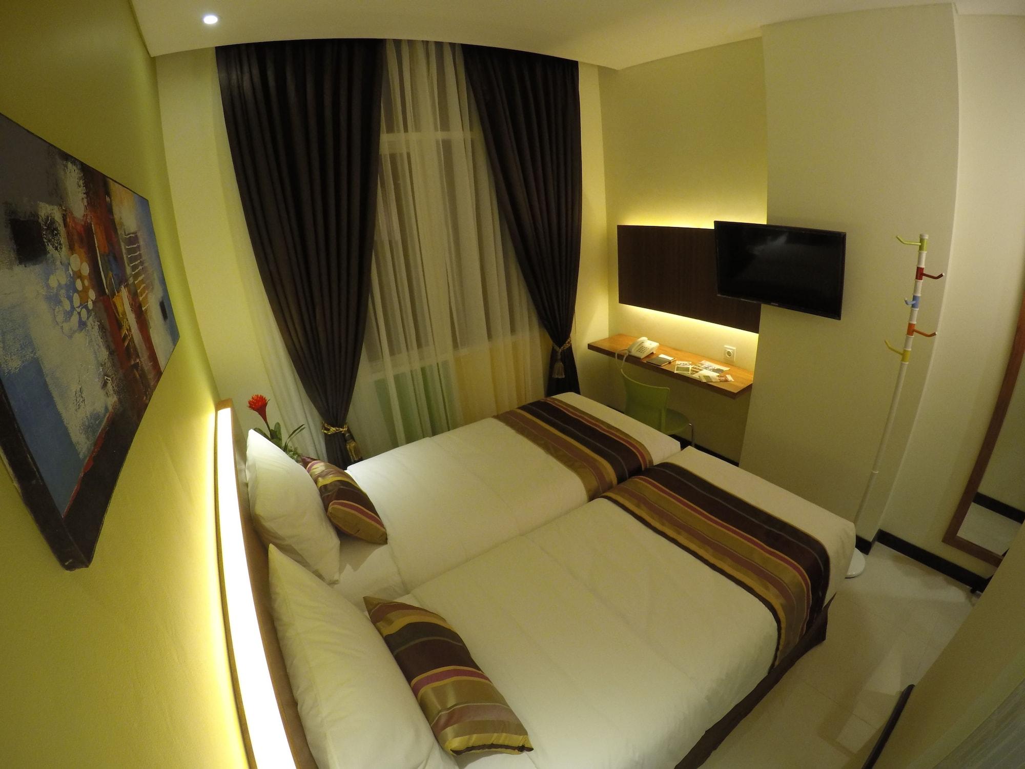 Biz Boulevard Hotel Манадо Екстериор снимка