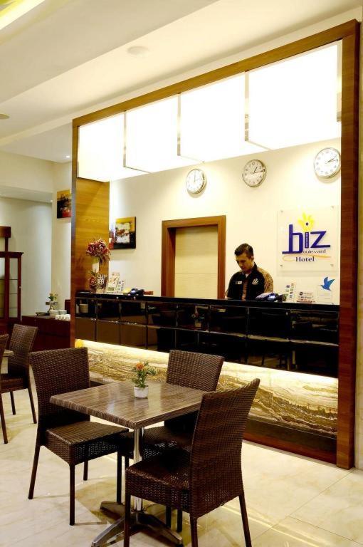 Biz Boulevard Hotel Манадо Екстериор снимка