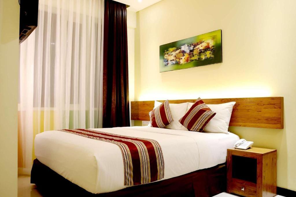 Biz Boulevard Hotel Манадо Екстериор снимка