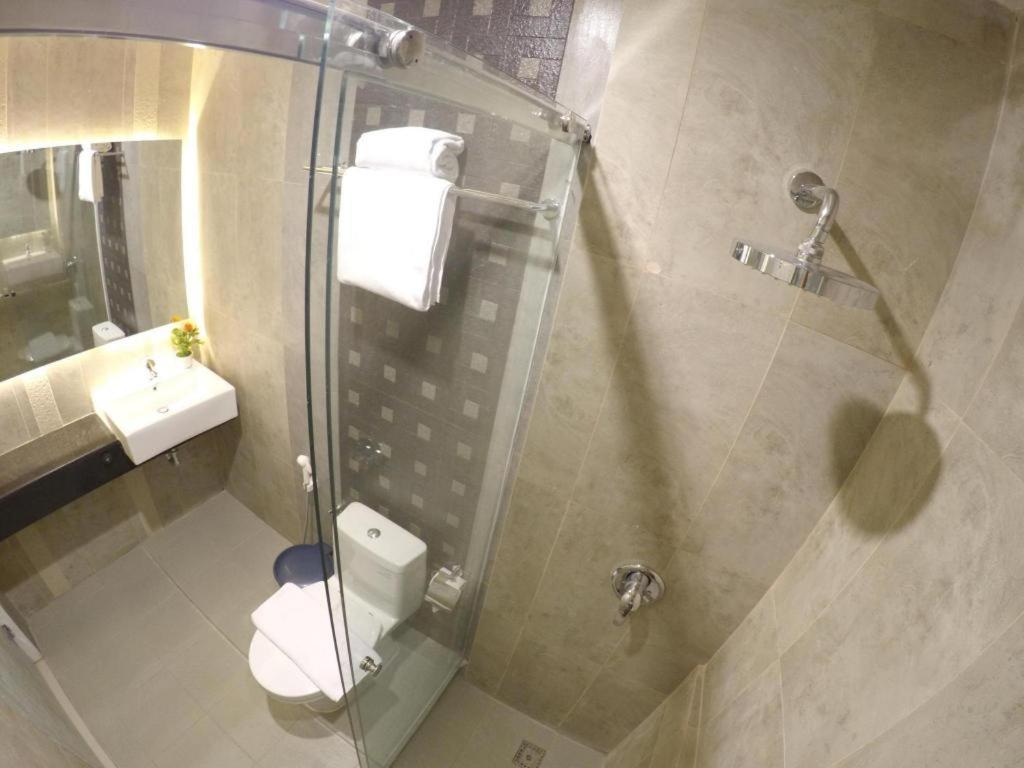 Biz Boulevard Hotel Манадо Екстериор снимка