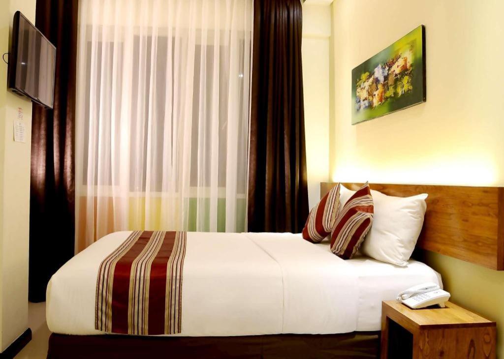 Biz Boulevard Hotel Манадо Екстериор снимка
