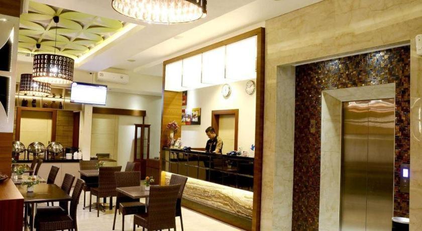 Biz Boulevard Hotel Манадо Екстериор снимка