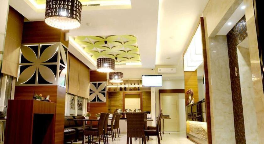 Biz Boulevard Hotel Манадо Екстериор снимка