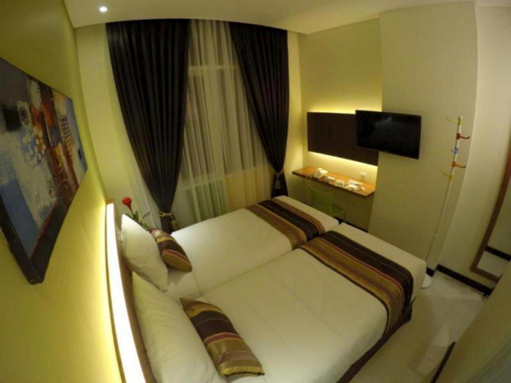 Biz Boulevard Hotel Манадо Екстериор снимка