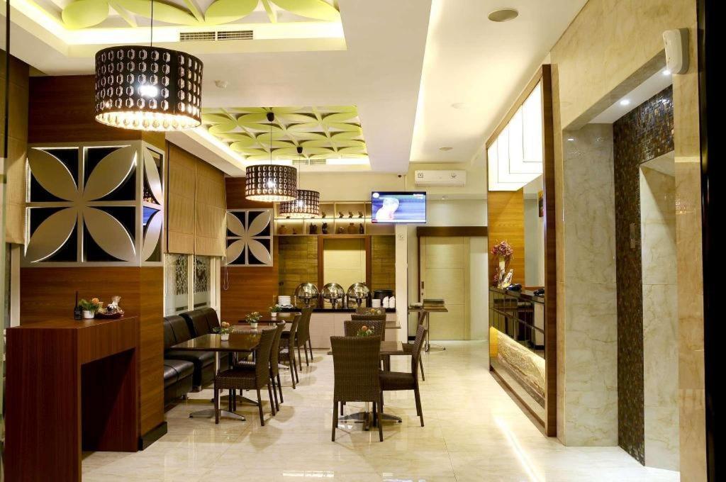 Biz Boulevard Hotel Манадо Екстериор снимка