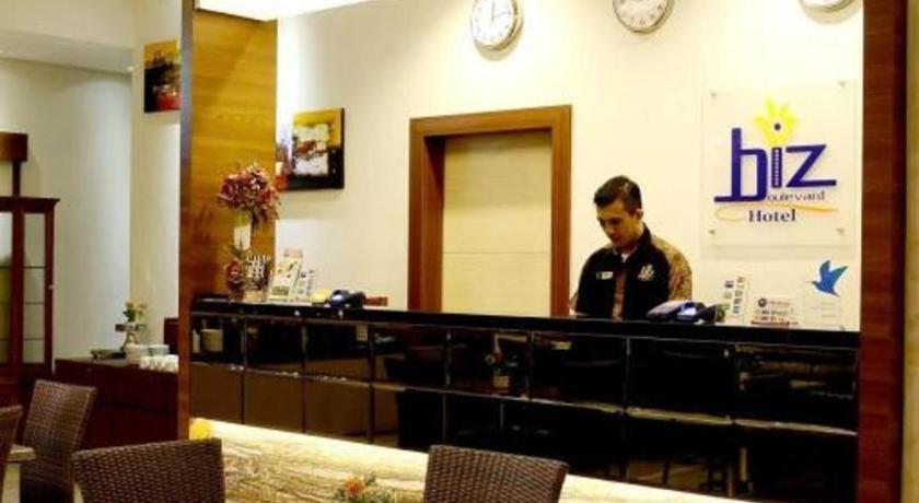 Biz Boulevard Hotel Манадо Екстериор снимка
