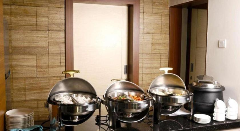 Biz Boulevard Hotel Манадо Екстериор снимка