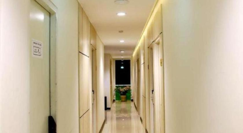 Biz Boulevard Hotel Манадо Екстериор снимка