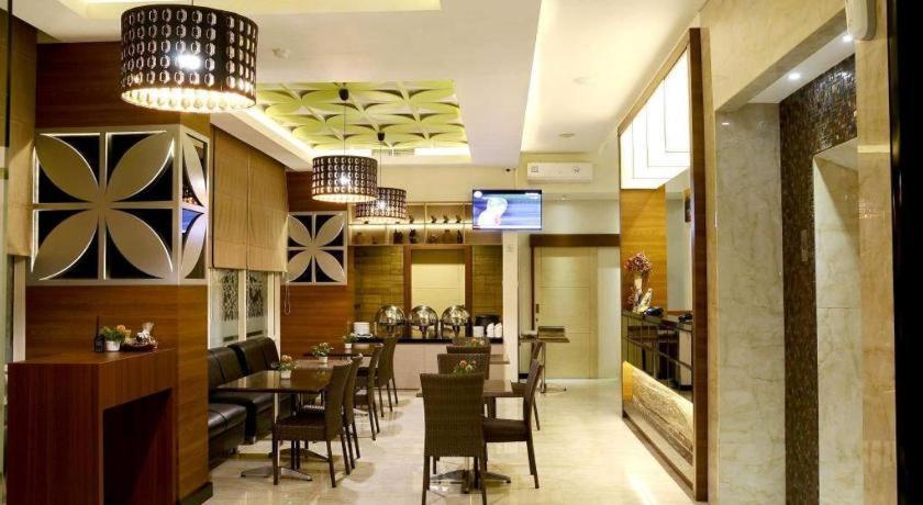 Biz Boulevard Hotel Манадо Екстериор снимка