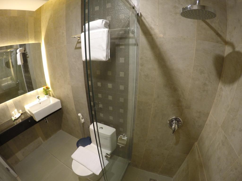 Biz Boulevard Hotel Манадо Екстериор снимка