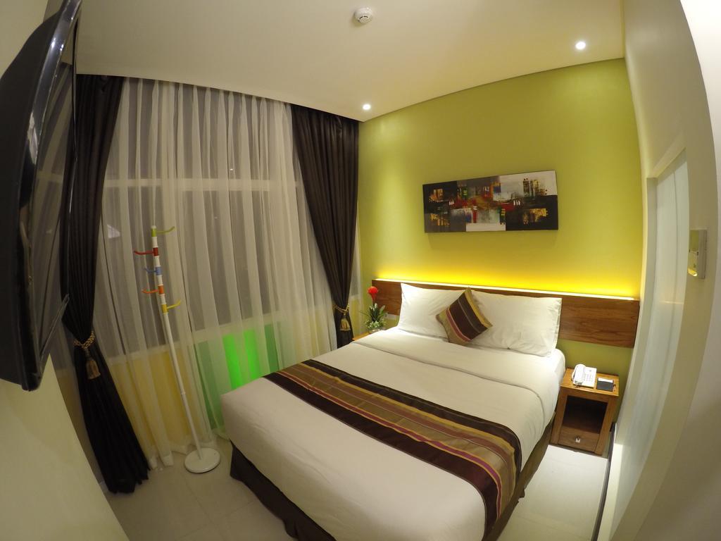 Biz Boulevard Hotel Манадо Екстериор снимка