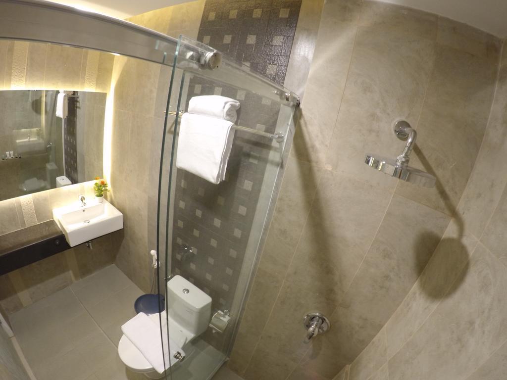 Biz Boulevard Hotel Манадо Екстериор снимка