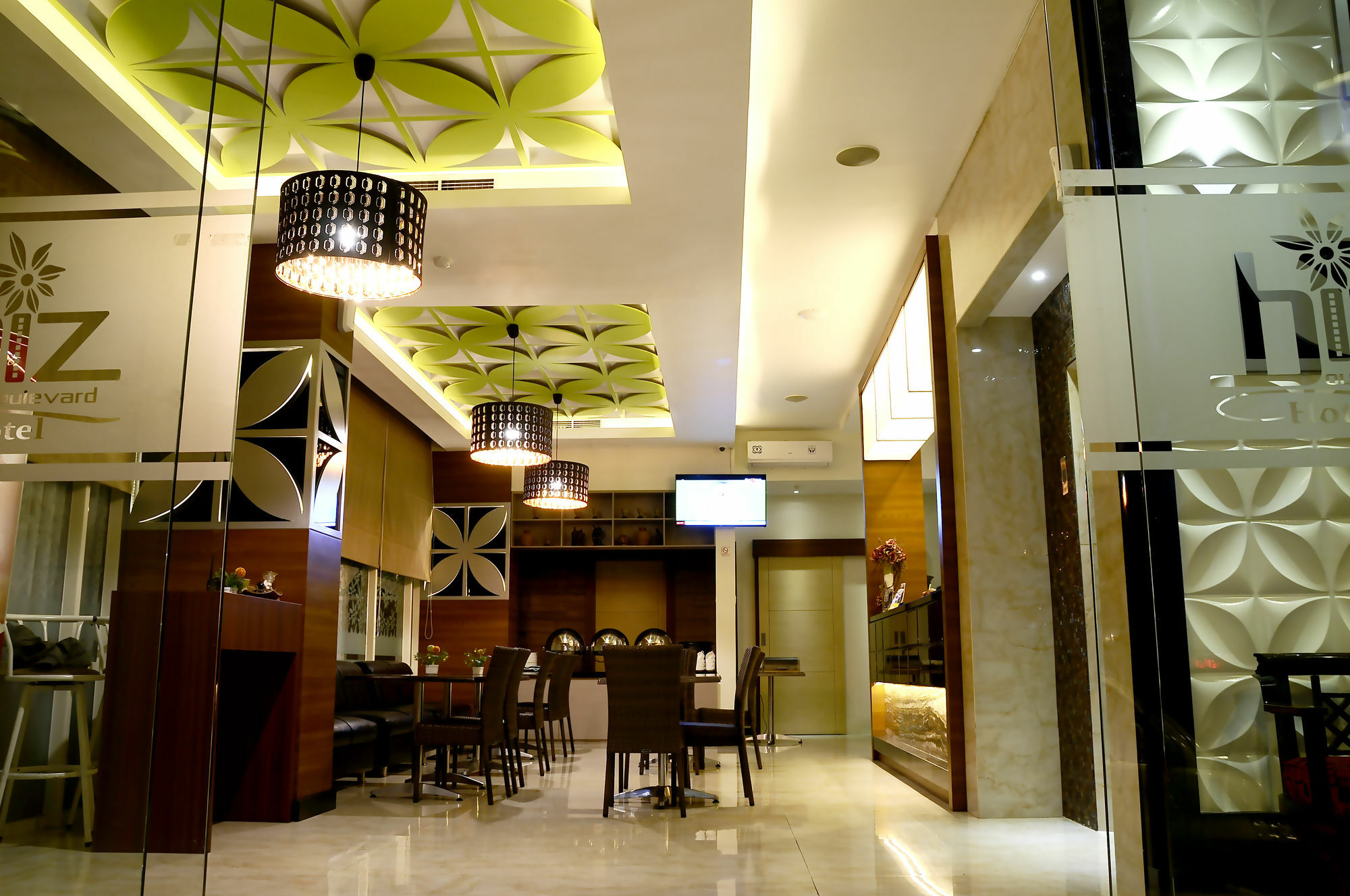 Biz Boulevard Hotel Манадо Екстериор снимка