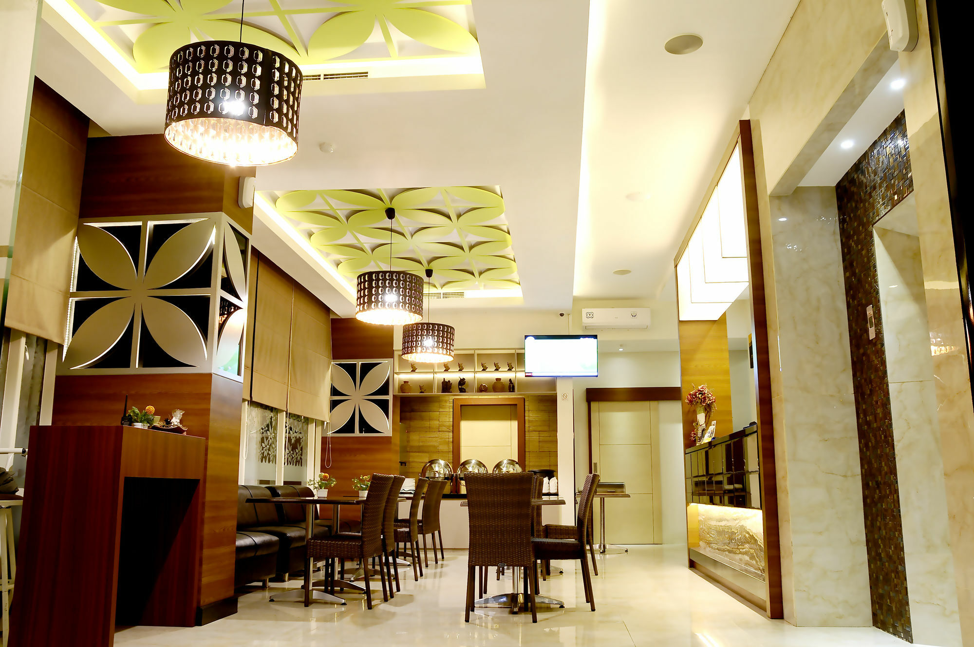 Biz Boulevard Hotel Манадо Екстериор снимка