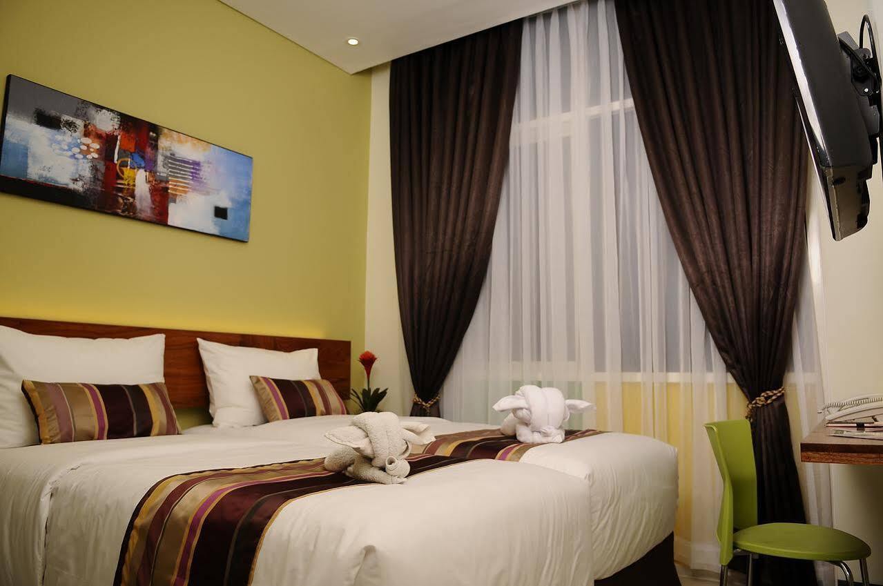 Biz Boulevard Hotel Манадо Екстериор снимка