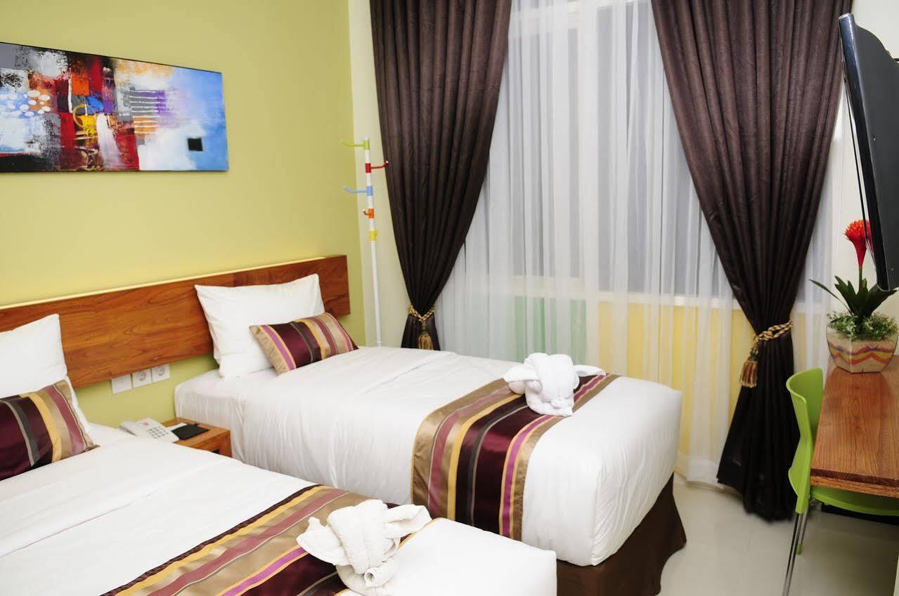 Biz Boulevard Hotel Манадо Екстериор снимка