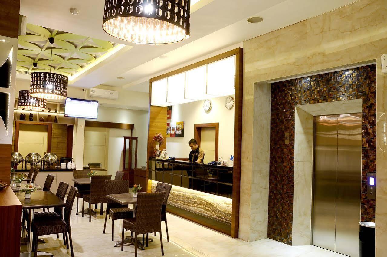 Biz Boulevard Hotel Манадо Екстериор снимка