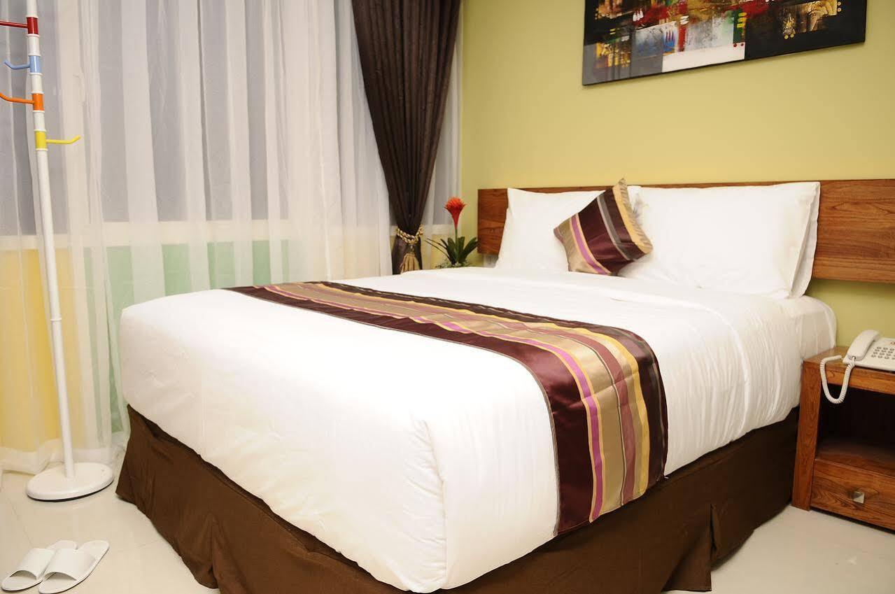 Biz Boulevard Hotel Манадо Екстериор снимка