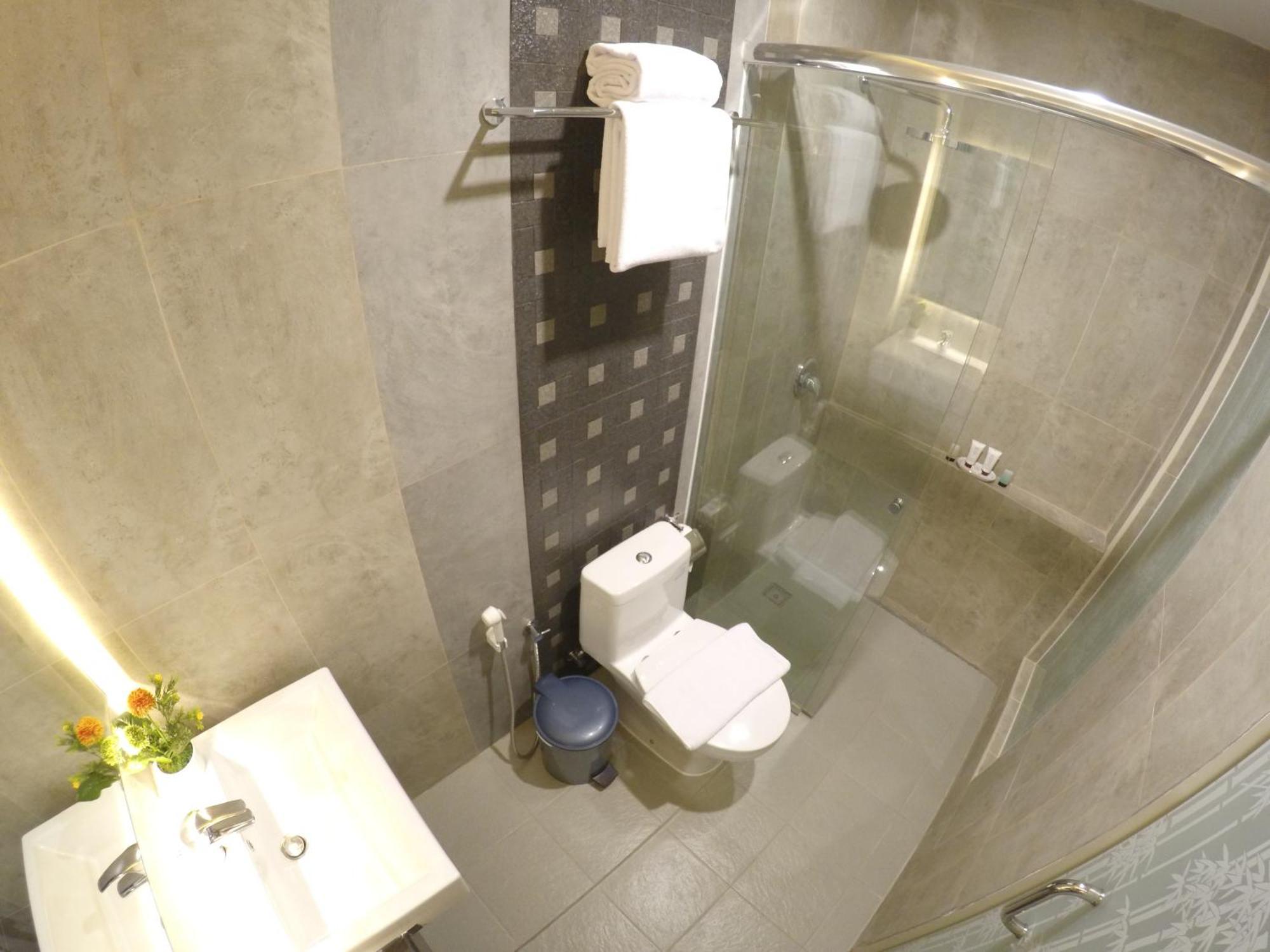 Biz Boulevard Hotel Манадо Екстериор снимка