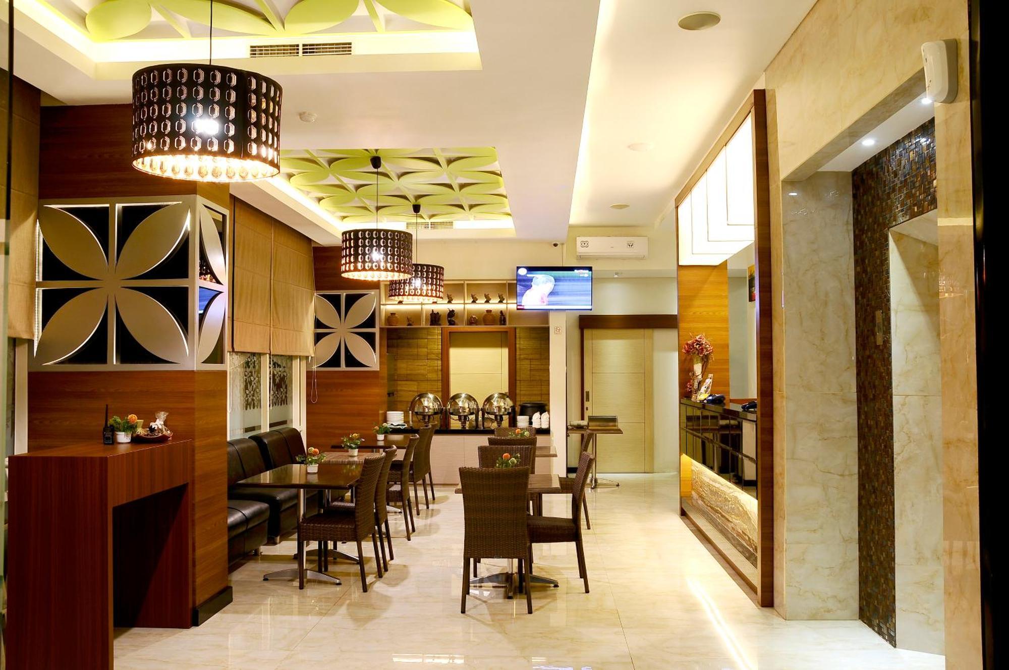 Biz Boulevard Hotel Манадо Екстериор снимка